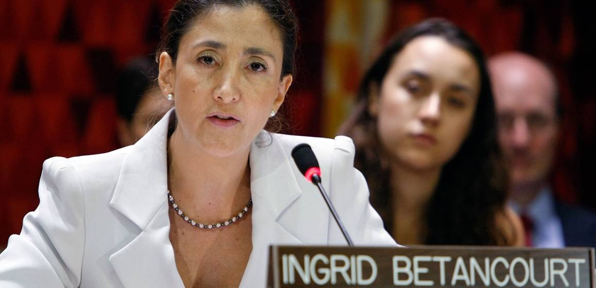 Ingrid Betancourt Pulecio håller ett tal i FN. FN-foto/Paulo Filgueiras