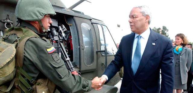 USAs utenriksminister besøker Colombia for å støtte opp om Plan Colombia i 2003. Foto: PD-USGOV.