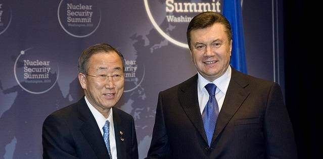 Ban Ki-moon sammen med Viktor Janukovitsj i Washington D.C. under et atomsikkerhetsmøte 13. april 2010. 