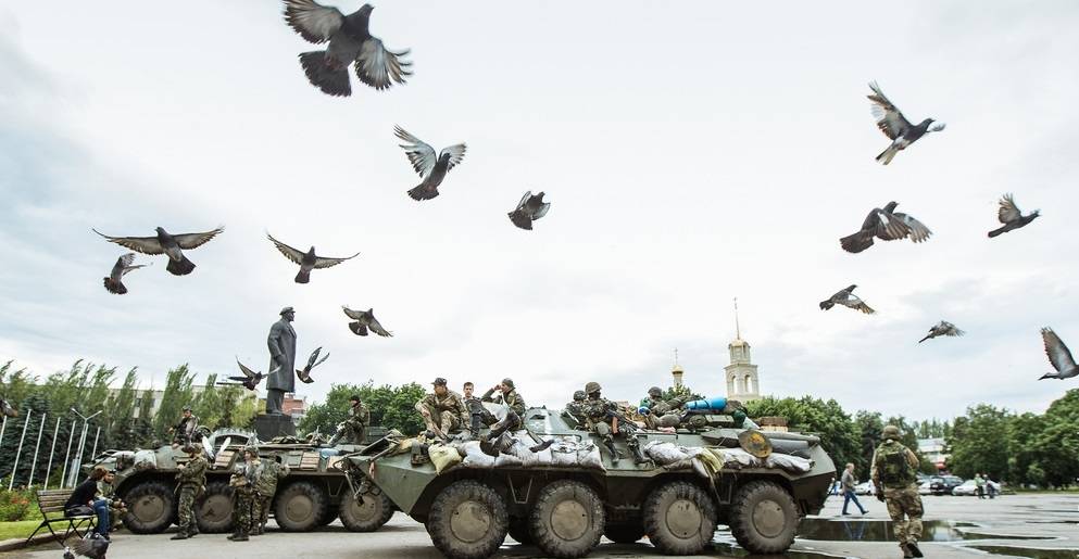 Her er ukrainske stridsvogner stasjonert som en del av en militæroperasjon mot de prorussiske opprørerne i Øst-Ukraina, 8.juli 2014. 