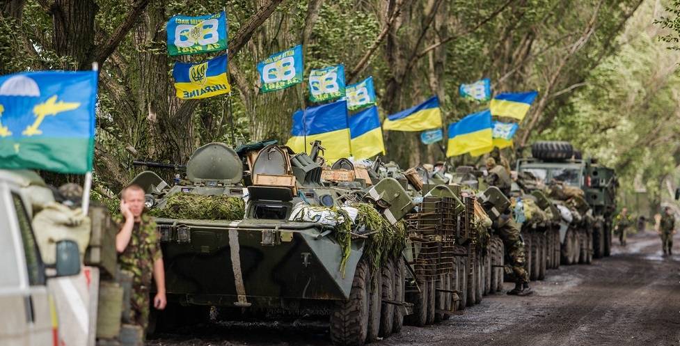Her kjører ukrainske stridsvogner under en militæroperasjon mot de prorussiske opprørerne i Øst-Ukraina, 8.juli 2014.