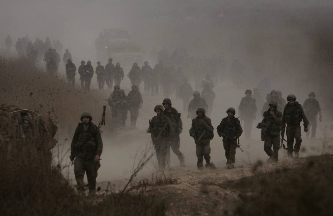 Israelske soldater forlater libanesisk territorium etter at Israel og Hizbollah har inngått våpenhvile 15. august 2006. Foto: REUTERS/Eliana Aponte 