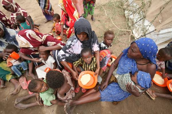 Mangel på mat og mange munner å mette i Somalia. UN Photo: Manoocher Deghati/IRIN