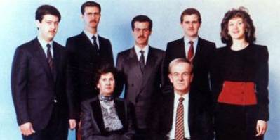 Assad-familien har sittet ved makten i Syria siden Hafez al Assad begikk et militærkupp i 1970. Siden 2000 er det sønnen Bashir al-Assad (nummer to fra venstre på bakerste rekke) som har vært president i landet. Foto: Wikimedia/Creative Commons