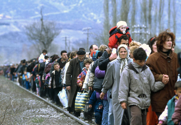 Flyktingar i kö efter konflikten i Kosovo